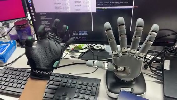 Revo 3 真机跟随手套动作的遥操作演示